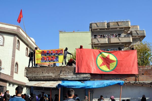 PKK'lı cenazesinde ortalık savaş alanı!