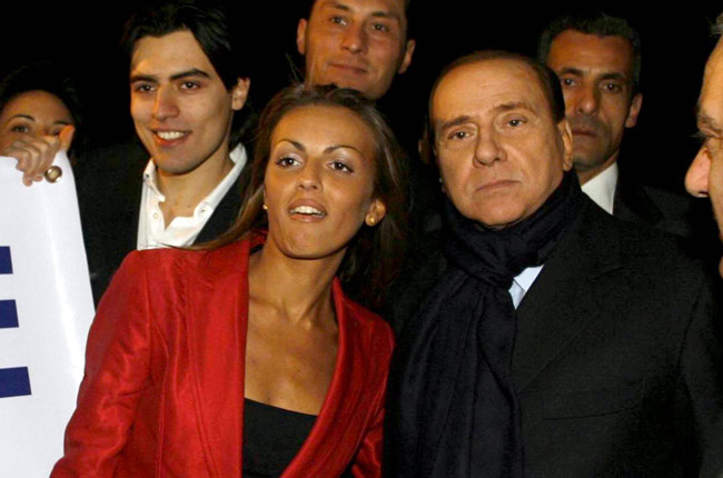 Berlusconi'nin 49 yaş küçük nişanlısı