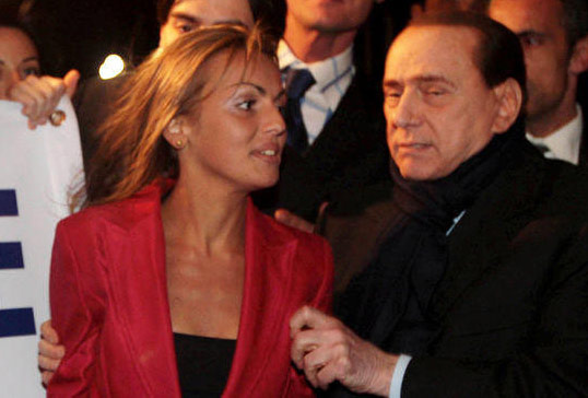 Berlusconi'nin 49 yaş küçük nişanlısı