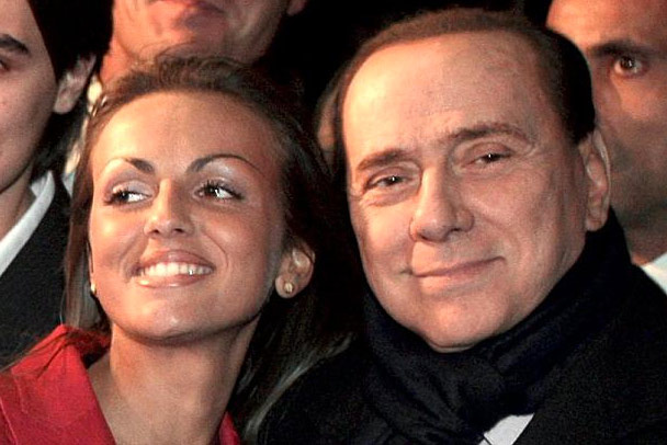 Berlusconi'nin 49 yaş küçük nişanlısı