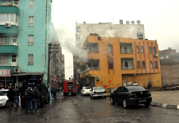 Evini yaktı, ailesini rehin aldı!