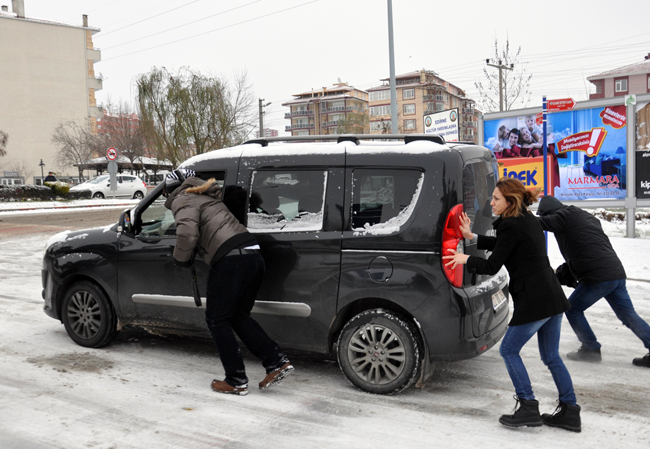 Yollar buz pistine döndü