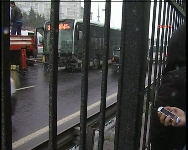 Metrobüs yoldan çıktı!