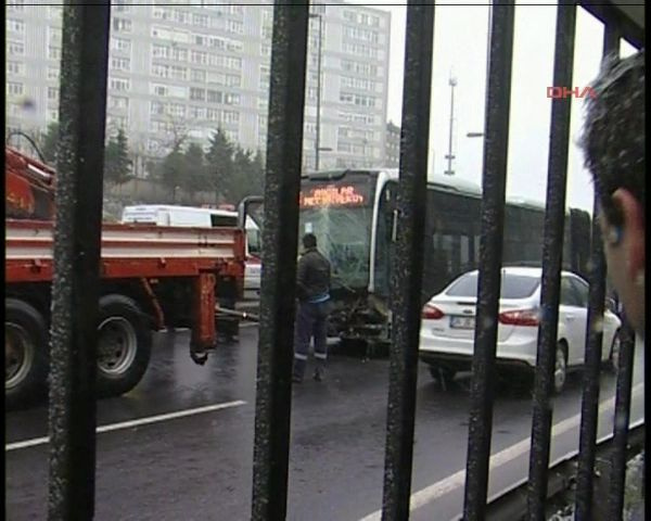 Metrobüs yoldan çıktı!