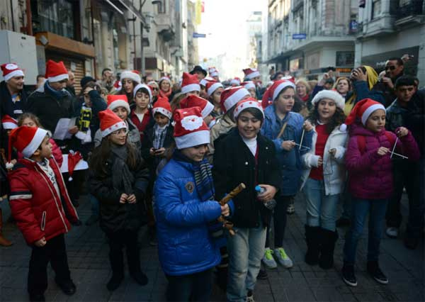 Taksim'de Noel çöreği dağıttılar