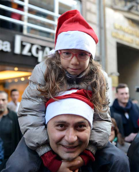 Taksim'de Noel çöreği dağıttılar