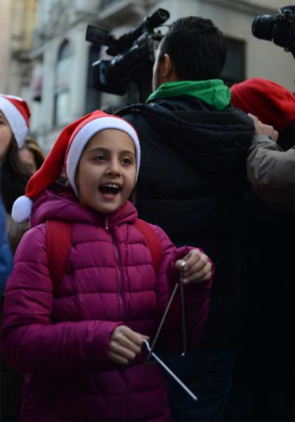 Taksim'de Noel çöreği dağıttılar