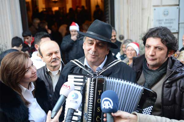 Taksim'de Noel çöreği dağıttılar