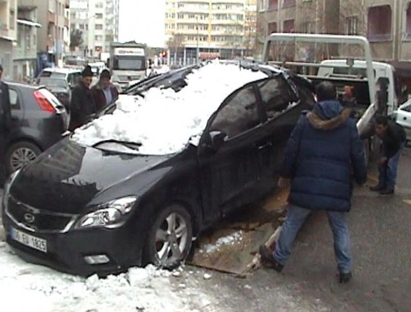 Çatıdan düşen kar aracı bu hale getirdi