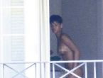 Rihanna çırılçıplak yakalandı!