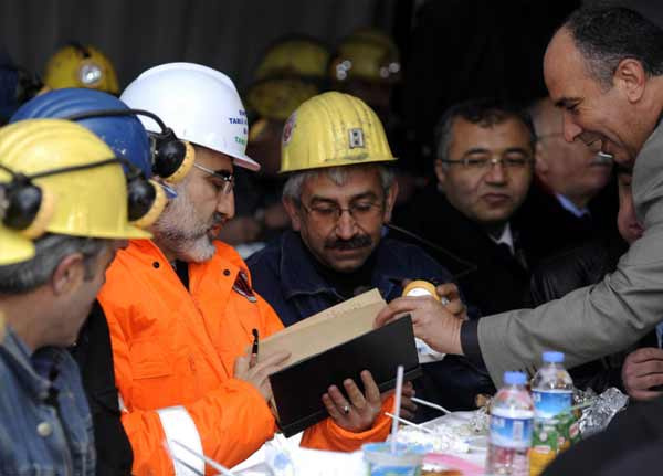 Bakan Yıldız madencilere yemek ikram etti