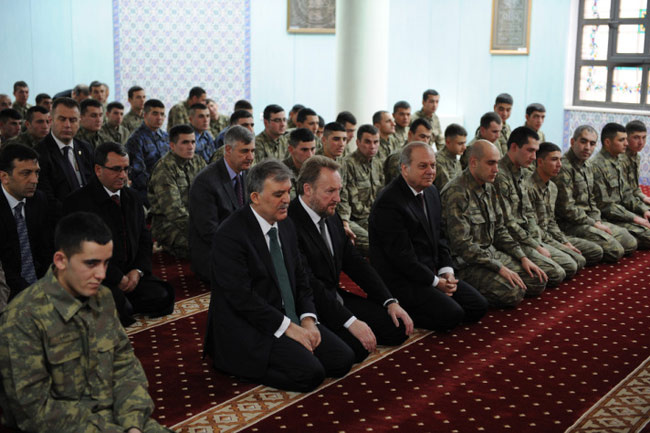 Abdullah Gül Köşk'te cuma namazı kıldı