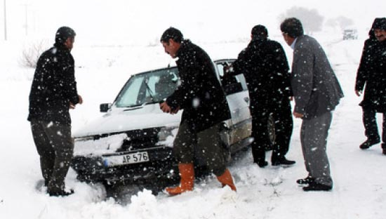 Gelin almaya giderken karda mahsur kaldılar