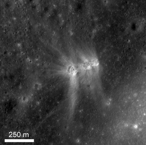 Ayın yüzeyinde gizemli kraterler keşfetildi