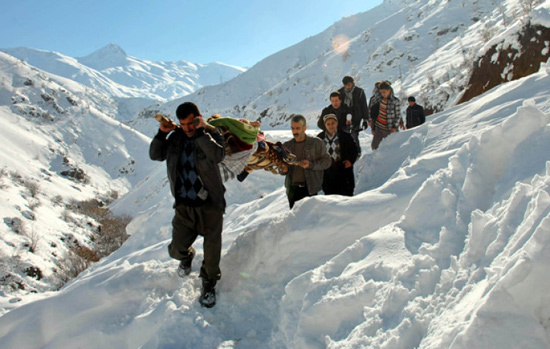 Tahta sedyede 20 kilometre gitti!