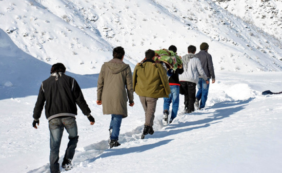 Tahta sedyede 20 kilometre gitti!