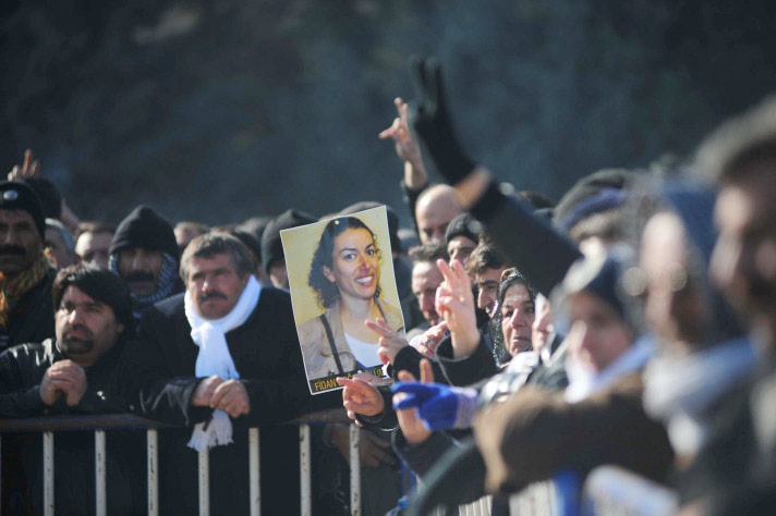 PKK'lı 3 kadının cenazesinde ilginç pankart!