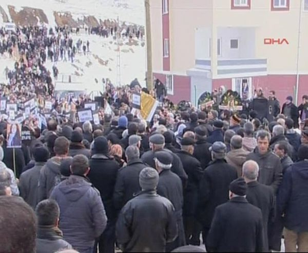 3 kadın PKK'lının cenazesi toprağa veriliyor