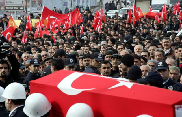 Binlerce kişi şehit polisi uğurladı!