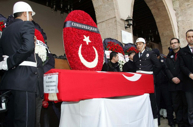 Binlerce kişi şehit polisi uğurladı!