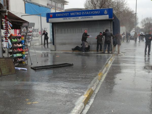 Emniyet önünde eyleme polis müdahalesi