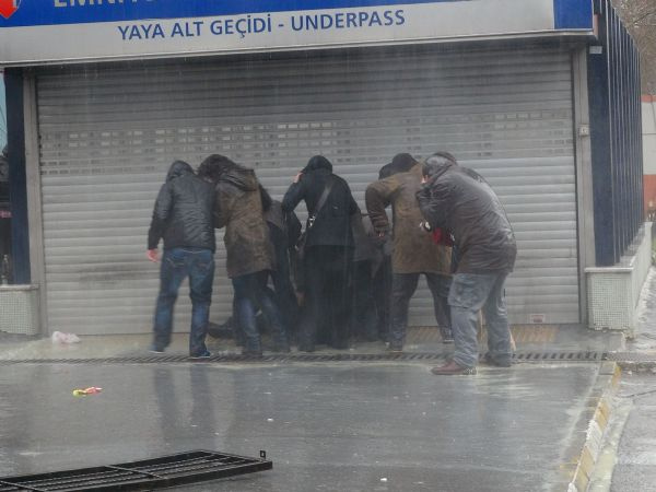 Emniyet önünde eyleme polis müdahalesi