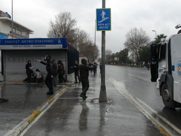 Emniyet önünde eyleme polis müdahalesi