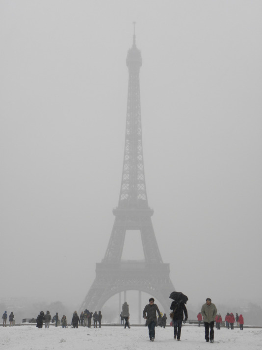 Büyüleyici kar manzarasıyla Paris