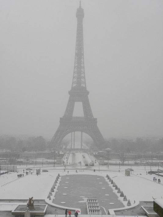 Büyüleyici kar manzarasıyla Paris