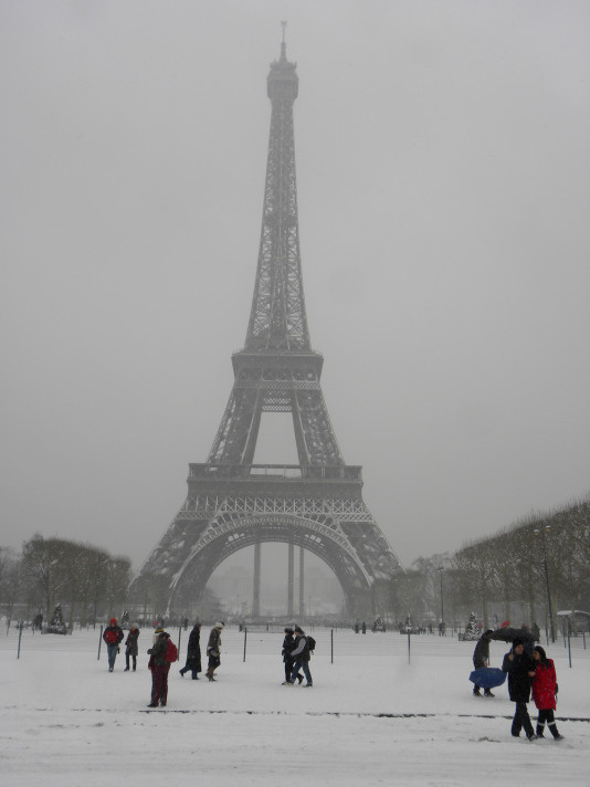 Büyüleyici kar manzarasıyla Paris