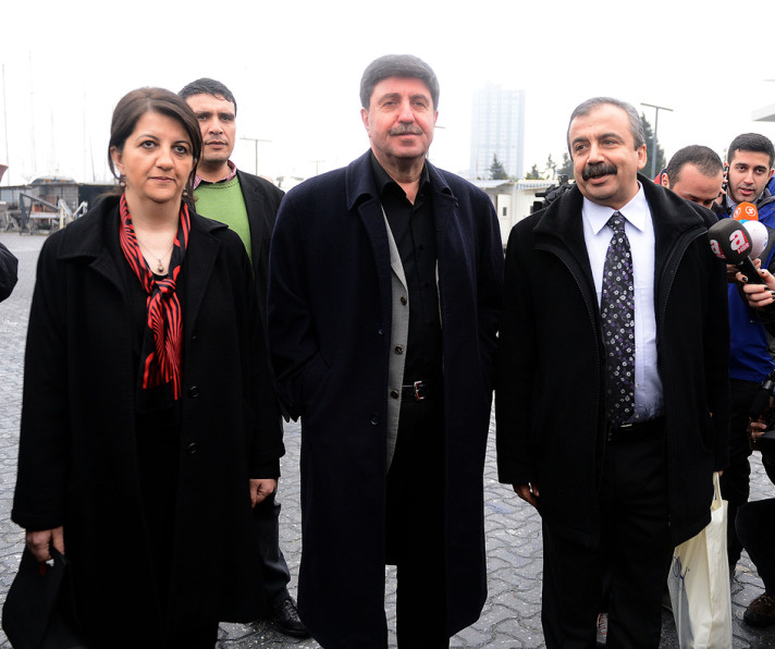 BDP'li vekillerden Öcalan'a hediye