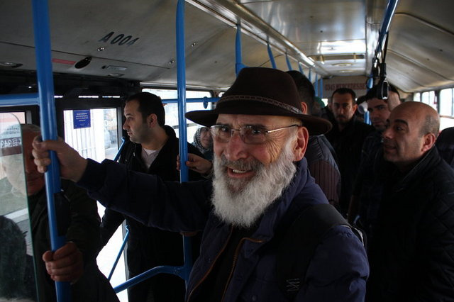 Tuncel Kurtiz belediye otobüsüne biniyor