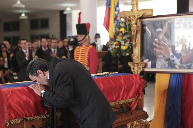 Ahmedinejad'dan Chavez'e son öpücük