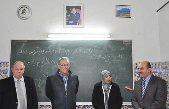 Deniz Baykal'dan Türk okuluna ziyaret