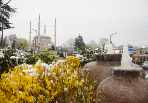 Lapa lapa kar yağdı herkes şaştı kaldı