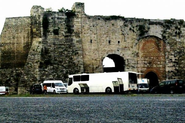 Cem Yılmaz'ın gazıyla 'kakabüs' büyüdü