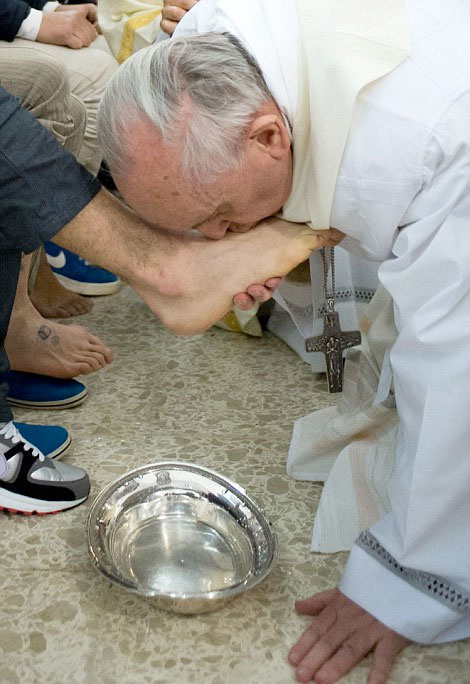 Papa Müslüman kızın ayağını öptü