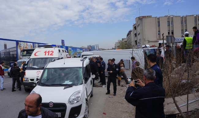 Ankara'da yolcu minibüsü devrildi