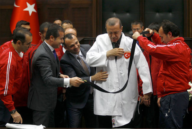 Erdoğan karate kıyafetini kuşandı
