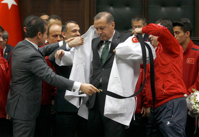 Erdoğan karate kıyafetini kuşandı