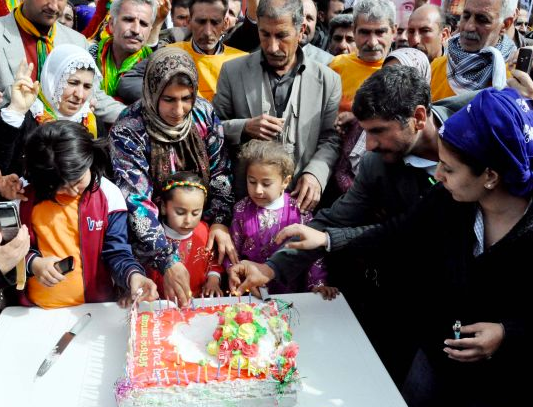 Öcalan'a resmen taptılar