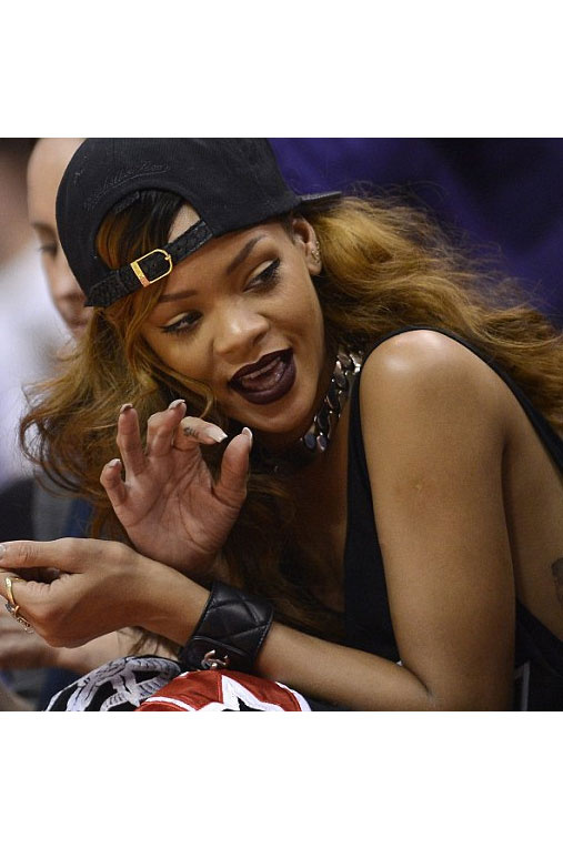 Rihanna'dan sevgilisine kel nispet