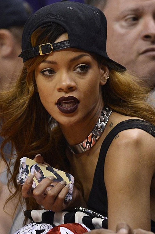 Rihanna'dan sevgilisine kel nispet