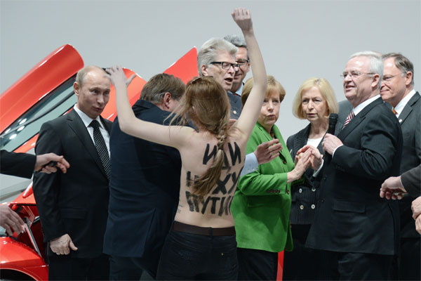 FEMEN kızları Putin'i mest etti Merkel'i korkuttu