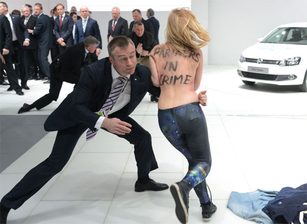 FEMEN kızları Putin'i mest etti Merkel'i korkuttu