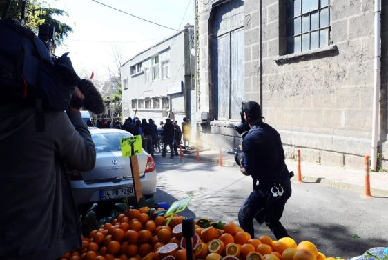 İstanbul Üniversitesi'nde maskeli ve sopalı saldırı