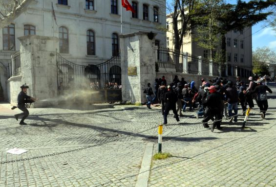 İstanbul Üniversitesi'nde maskeli ve sopalı saldırı