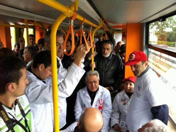 Doktorlardan kanlı önlükle protesto