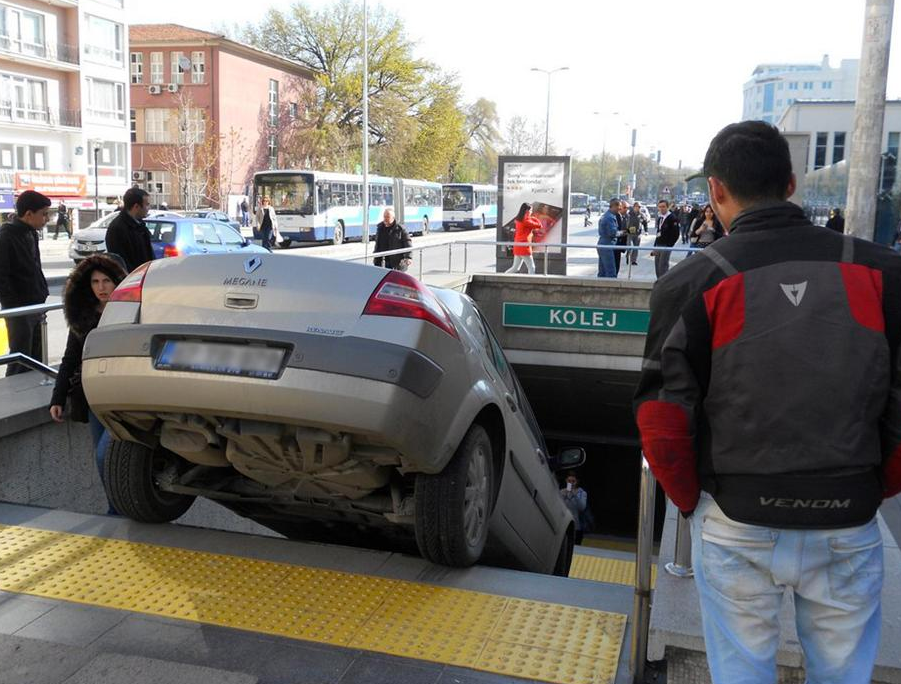 Metroda akıl almaz kaza!