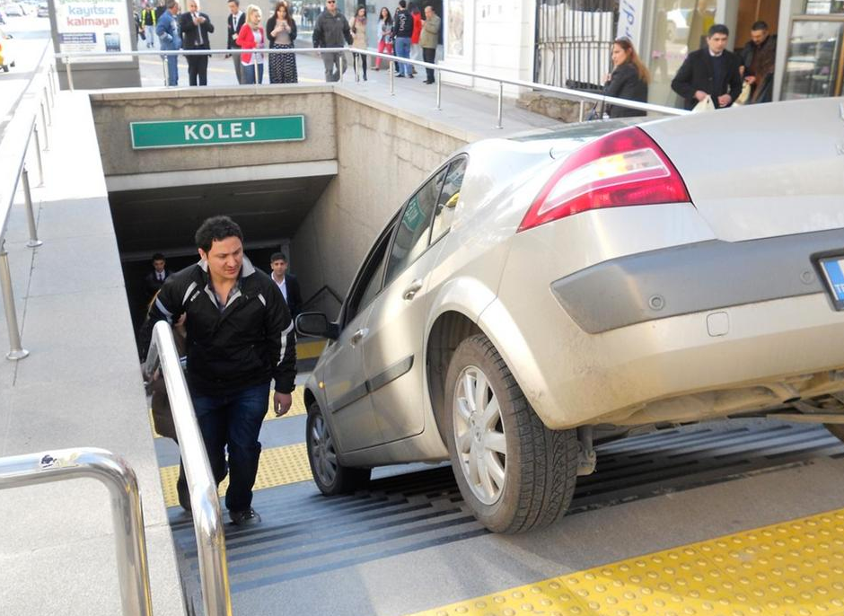 Metroda akıl almaz kaza!